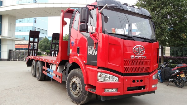 解放J6平板運(yùn)輸車 J6國五后雙橋平板運(yùn)輸車 CLW5251TPBC5型 挖掘機(jī)運(yùn)輸車 后八輪平板運(yùn)輸車 挖掘機(jī)運(yùn)輸車 平板運(yùn)輸車 平板車 挖機(jī)運(yùn)輸車