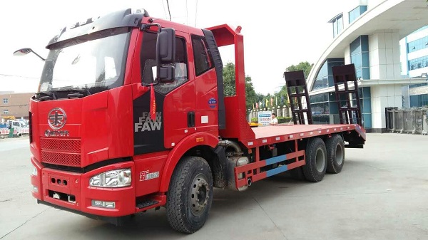 解放J6平板運(yùn)輸車 J6國五后雙橋平板運(yùn)輸車 CLW5251TPBC5型 挖掘機(jī)運(yùn)輸車 后八輪平板運(yùn)輸車 挖掘機(jī)運(yùn)輸車 平板運(yùn)輸車 平板車 挖機(jī)運(yùn)輸車